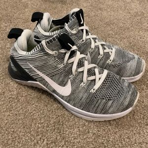 Women’s flyknit metcon gym shoes sz 7.5